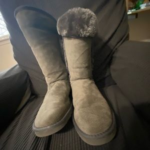 They are lam ugg boots they are 6.5 womens and they are grey